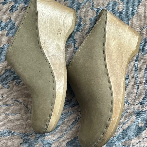 No. 6 Gray and Tan Mules with Wooden Platform - Picture 9 of 13